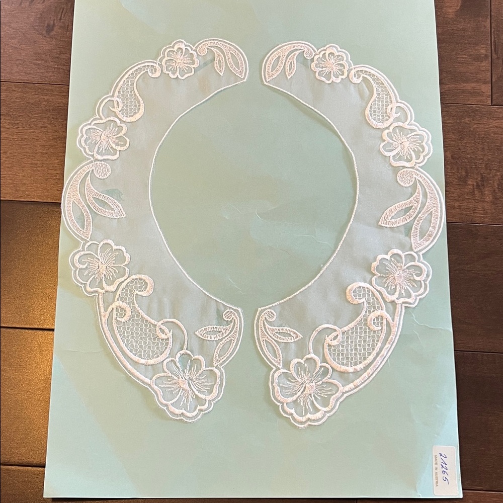 Elegant White Lace Collar